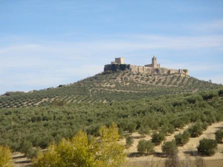 Moorse vesting en kerk van Castillo de Locubin tussen Jaen en Granada.
